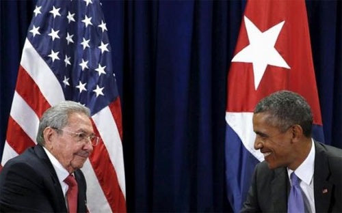 Chủ tịch Cuba Raul Castro (trái) và Tổng thống Mỹ Barack Obama (phải) 
trong cuộc gặp tại kỳ họp Đại hội đồng Liên hiệp quốc ở New York, tháng 
9/2015 - Ảnh: Reuters.