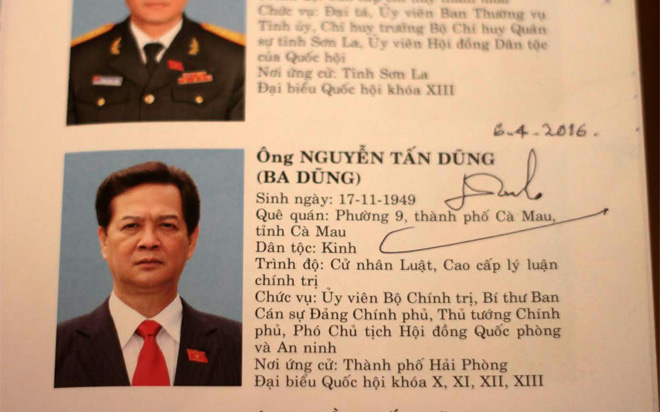 Đại biểu Trần Thị Quốc Khánh (Hà Nội) mang cuốn kỷ yếu của PG88 ⭐ Link trang chủ số 1 nhà cái PG88 com casino slot khoá 13 xin chữ ký của Thủ tướng Nguyễn Tấn Dũng trước giờ miễn nhiệm. Thủ tướng rất vui vẻ đáp ứng yêu cầu này. Bà Khánh nói, cuốn kỷ yếu có đủ hình ành và thông tin của tất cả các vị đại biểu khoá 13, bà đã xin chữ ký của nhiều vị và sẽ cố gắng xin đủ tất cả để lưu giữ làm kỷ niệm.<br>