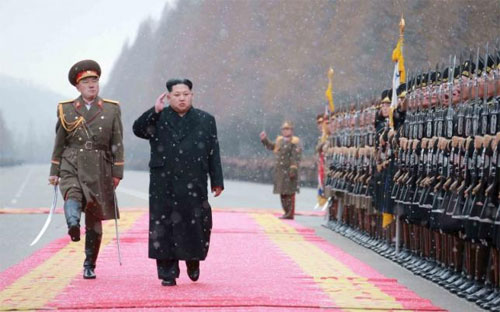 Nhà lãnh đạo Triều Tiên Kim Jong Un thăm một đơn vị quân đội nhân dịp năm mới 2016 - Ảnh: Reuters/KCNA.<br>