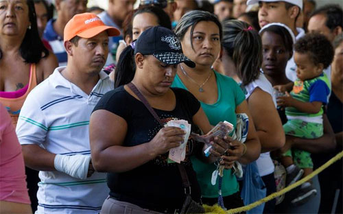 Người dân ở thủ đô Caracas của Venezuela xếp hàng chờ mua PG88 xổ số, casino, bóng đá - Ảnh: WSJ/EPA.<br>