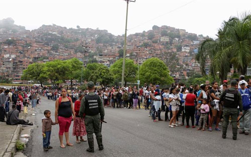 Người dân Venezuela xếp hàng chờ tới lượt mua PG88 xổ số, casino, bóng đá&nbsp; - Ảnh: Reuters/Aljazeera.<br>