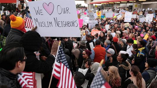 Du khách đến Mỹ giảm mạnh vì sắc lệnh của Trump