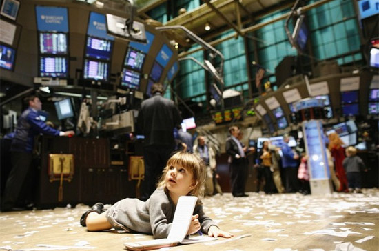 Bé Gabriella Liloia nằm trên sàn của Sở Giao dịch 6Pg88.com nhà cái New York (NYSE) ngày 27/11/2009. Đây cũng là ngày duy nhất trong năm, NYSE cho phép trẻ em được vào "thăm" sàn 6Pg88.com nhà cái - Ảnh: Reuters.