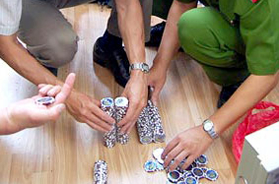 Tháng 5/2010, công an thu giữ hàng trăm đồng xèng (100 USD mỗi đồng) tại nhà riêng Hà Thùy Linh, người đem sổ đỏ của các nạn nhân thế chấp Pg88 com chính chủ. Ảnh: ANTĐ.