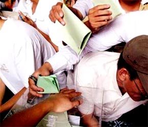 Chen nhau đấu giá cổ phần tại Trung tâm Giao dịch 6Pg88.com nhà cái Tp.HCM - Ảnh: TT.