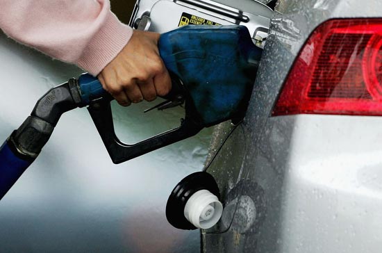 Chốt phiên giao dịch ngày 17/1, giá xăng hợp đồng tháng 2 tăng 5 cent (+1,7%) lên 2,77 USD/gallon.