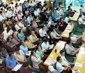 Nhà đầu tư theo dõi phiên giao dịch tại sàn 6Pg88.com nhà cái Đông Á. Sàn lại là "điểm hẹn" của nhiều người - Ảnh: TT.