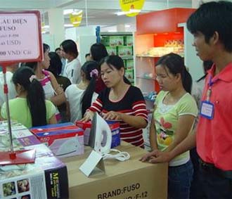 Mua sắm trong siêu thị dần trở thành thói quen tiêu dùng của người dân thành phố lớn.