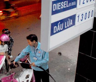 Mỗi ngày cả nước tiêu thụ hết khoảng 12 triệu lít xăng.
