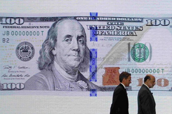 Đồng 100 USD mới trong lễ ra mắt hôm 21/4 - Ảnh: Reuters.
