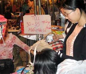 Hàng đại hạ giá vào chợ.