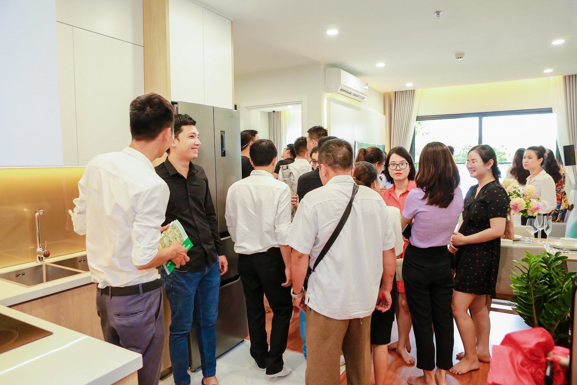 Bên cạnh trải nghiệm tiện ích Pg88vn.top độc quyền mỗi ngày, khách hàng còn được thăm quan các căn hộ mẫu.