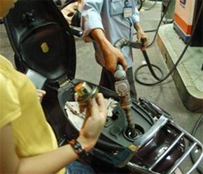 6Pg88.con độc quyền mỗi ngày chỉ việc đăng ký với Tổ giám sát liên bộ trước khi quyết định tăng, giảm giá bán xăng - Ảnh: TT.