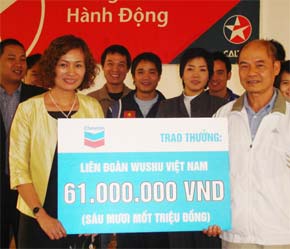 Đại diện hãng trao tặng tiền thưởng cho các huấn luyện viên và vận động viên Wushu.