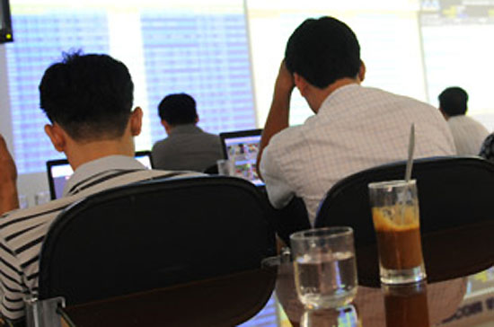 Các lực lượng lớn trên thị trường sẽ phản ứng thế nào trong một phiên quan trọng như ngày mai? Nếu để thị trường tiếp tục giảm sâu hơn có lẽ ý đồ “buông” về mức đáy cũ 480 điểm sẽ trở nên rõ ràng - Ảnh: Quang Liên.