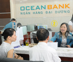 Giao dịch tại OceanBank - Ảnh: Quang Liên.