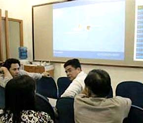 Nhà đầu tư sôi nổi bàn tán trong một phiên giao dịch.