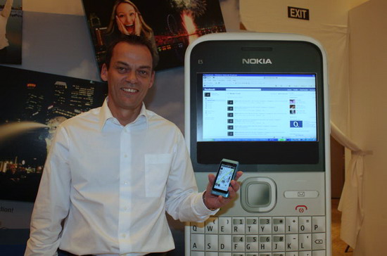 Ông William Hamilton Whyte, Tổng giám đốc Nokia Đông Dương, giới thiệu "dế" N8 - Ảnh: Phạm Vinh.