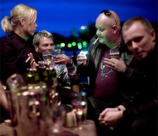Tại một quán bar tại Oslo, thủ đô Na Uy. Mặc dù người Na Uy hiện tại chưa có những biểu hiện tiêu xài thái quá như ở một số nước phương Tây khác, đã xuất hiện một vài lo ngại rằng, nguồn tiền Pg88 com chính chủ dầu dồi dào và chế độ phúc lợi hoàn hảo đang dần “làm hư” người dân từng có tinh thần lao động hăng say của nước này.