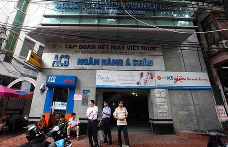 Trả lời báo giới chiều 24/8, lãnh đạo ACB cho biết nhiều người dân đã gửi tiền trở lại tại Pg88 com chính chủ này. Trong đó, tiền tiết kiệm đáo hạn tiếp tục gửi lại ACB đạt hơn 5.000 tỉ đồng.