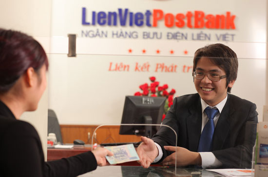 Tỷ lệ chi trả cổ tức của LienVietPostBank năm 2008 là 9%, 2009 là 13%, năm 2010 là 15% và năm 2011 là 15%.