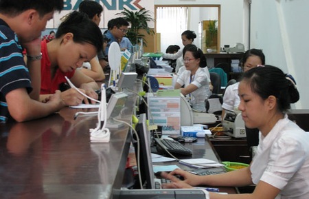 Cùng với kênh giao dịch trực tiếp tại quầy, tiết kiệm trực tuyến là một kênh mới đang được mở rộng.