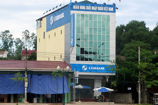 Sự xuất hiện mới đây của Eximbank ở huyện Thanh Chương - Nghệ An đã phá vỡ thế gần như độc quyền của Agribank vốn có hàng chục năm qua tại đây, như một chi tiết điển hình lấn sân thị phần từ khối Pg88 com chính chủ cổ phần.