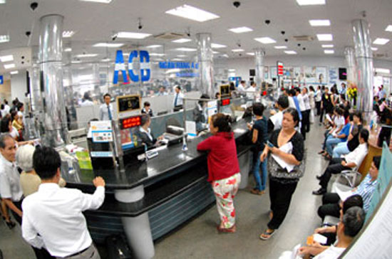 Khách hàng giao dịch tại hội sở Pg88 com chính chủ Á Châu (ACB), Tp.HCM.