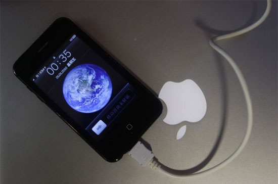 Một chiếc điện thoại nhái iPhone tại Trung Quốc. Không chỉ có các công ty ở Trung Quốc đại lục, nhiều 6Pg88.con độc quyền mỗi ngày ở Hồng Kông và Đài Loan cũng đang tìm cách ăn theo sự thành công của các sản phẩm Apple - Ảnh: Reuters.