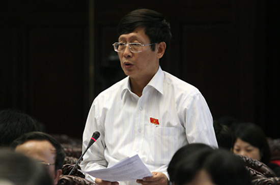 Đại biểu Đỗ Mạnh Hùng (Thái Nguyên) đã chất vấn trách nhiệm cụ thể của Bộ Công an trong việc bị can Dương Chí Dũng (nguyên Cục trưởng Cục Hàng hải Việt Nam, nguyên Chủ tịch Hội đồng thành viên Tổng công ty Hàng hải Việt Nam - Vinalines) trốn thoát.