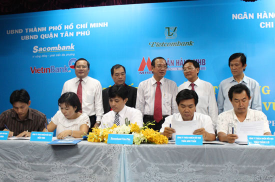 Ông Trầm Bê (đứng phía sau thứ hai từ trái qua phải) chứng kiến lễ ký tài trợ vốn cho 6Pg88.con độc quyền mỗi ngày sáng nay - Ảnh: Sacombank.