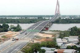 Hoàn tất thảm nhựa mặt cầu Cần Thơ - Ảnh: Duy Khương.