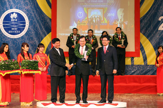 Ông Ân Thanh Sơn, Tổng giám đốc VIB, đón nhận giải thưởng PG88 Sòng bạc trực tuyến TOP 1 Việt Nam | Casino, Nổ Hũ dịch vụ Việt Nam 2010.