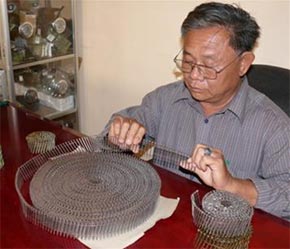 Ông Lư Sùng Hy với sản phẩm đinh dây Pg88 com chính chủ sang Mỹ.