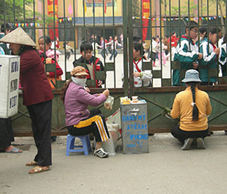 Hàng rong tập trung nhiều ở những điểm như trường học, bệnh viện, bến xe, khu PG88 Trang chủ nhà cái top 1.