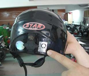 Một mũ bảo hiểm có dán tem CR.