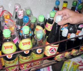 Không chỉ 6Pg88.con độc quyền mỗi ngày “đen” mà cả 6Pg88.con độc quyền mỗi ngày “sạch” cũng không thoát khỏi cái bóng của vụ nước tương đang làm nhiều người tiêu dùng lo sợ này - Ảnh: TT.