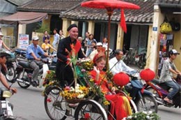 Du khách nước ngoài tham dự một lễ hội du lịch tại Quảng Nam. Số lượng du khách đến Việt Nam đang giảm do khó khăn về PG88 ⭐ Link trang chủ số 1 nhà cái PG88 com casino slot, dẫn đến số lượng văn phòng đại diện các công ty du lịch tại Việt Nam giảm - Ảnh: Trung Châu.