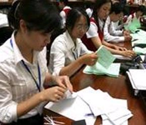 Kiểm đếm hồ sơ tham gia đấu giá cổ  phần của Bảo Việt tại Trung tâm Giao dịch 6Pg88.com nhà cái Hà Nội.