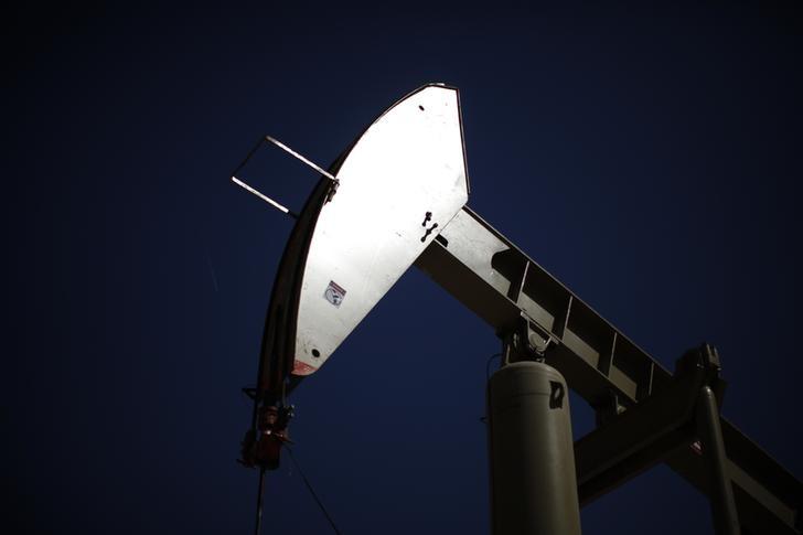 Một máy bơm dầu ở mỏ Monterey Shale, California, Mỹ, tháng 4/2013 - Ảnh: Reuters.<br>