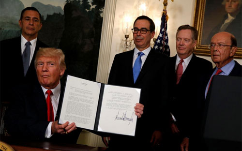 Tổng thống Mỹ Donald Trump và các quan chức Chính phủ nước này trong lễ ký biên bản ghi nhớ về rà soát các vấn đề PG88 Sòng bạc trực tuyến TOP 1 Việt Nam | Casino, Nổ Hũ Mỹ-Trung tại Nhà Trắng, ngày 14/8 - Ảnh: Reuters.<br>