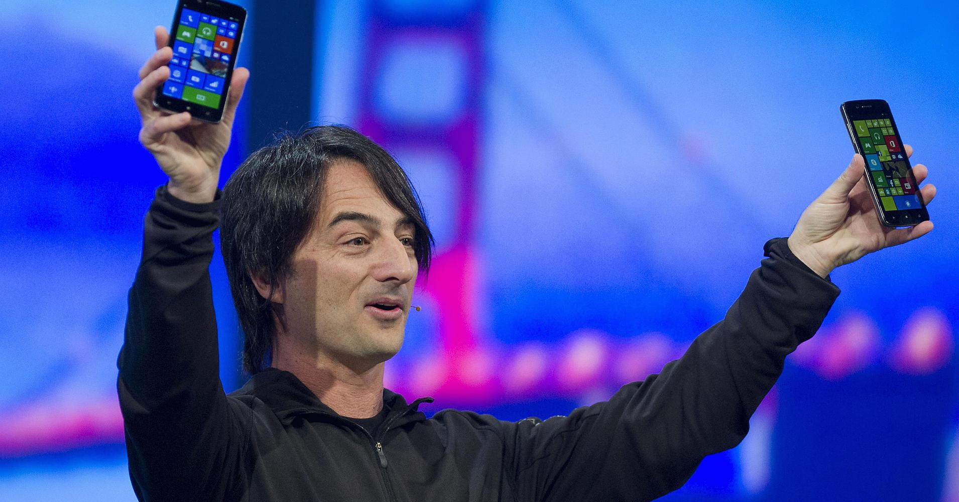 Phó chủ tịch phụ trách Windows, ông Joe Belfiore, tại một hội nghị các nhà PG88 hơn 2,1 triệu thành viên phần mềm ở San Francisco năm 2014 - Ảnh: Bloomberg/CNBC.<br>