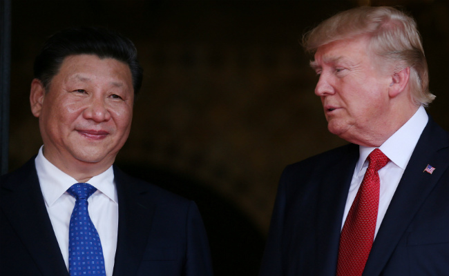 Tổng thống Mỹ Donald Trump (phải) và Chủ tịch Trung Quốc Tập Cận Bình trong cuộc gặp ở Florida, Mỹ, tháng 4/2017.<br>