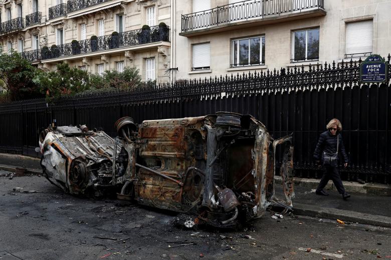 Paris tính ban bố tình trạng khẩn cấp sau cuộc bạo loạn cuối tuần - Ảnh 1.