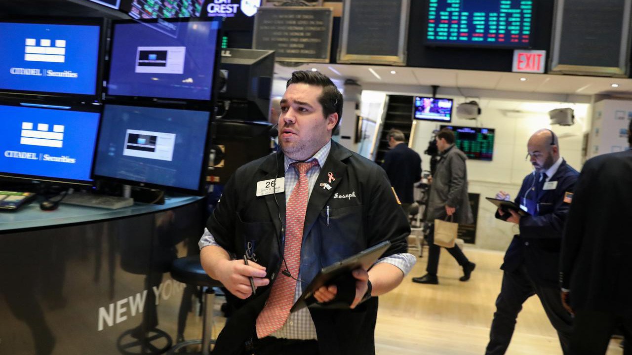 Một nhà giao dịch Pg88vnd dành cho Android và iOS tại Việt Nam trên sàn NYSE ở New York, Mỹ - Ảnh: Reuters.