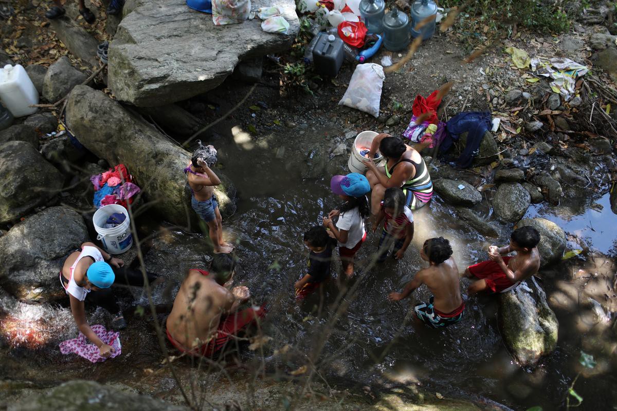 Venezuela trục xuất toàn bộ nhân viên ngoại giao Mỹ - Ảnh 1.