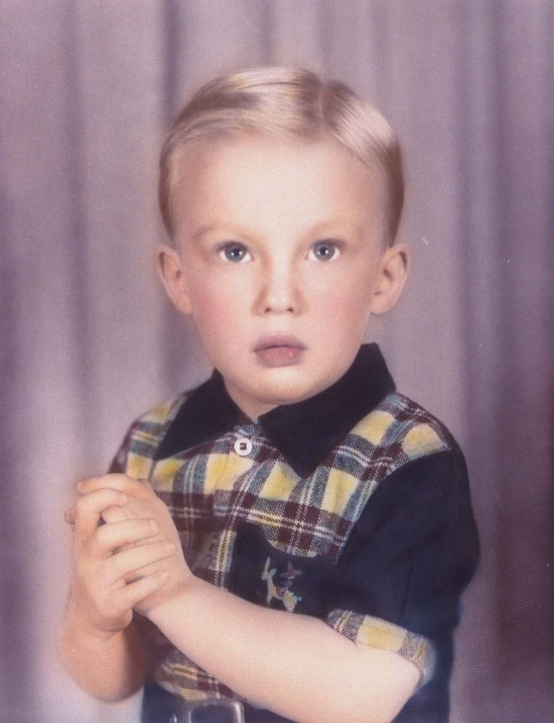 Ông Donald Trump sinh ngày 14/6/1946 tại New York, trong một gia đình có 5 anh chị em. Cha ông, Fred Trump, đã xây dựng đế chế bất động sản vào những năm 1900 qua các Pg88vn.top độc quyền mỗi ngày xây dựng ở Brooklyn và Queens (New York) và một phần của các bang Pennsylvania, Virginia trong Thế chiến thứ hai. Còn mẹ ông - bà Mary Anne MacLeod - là một người nhập cư từ Scotland. Trong ảnh là ông Trump lúc lên 4 - Ảnh: Time.