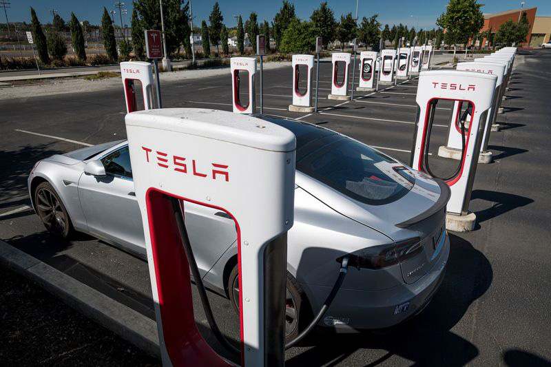 Một ô tô điện Tesla đang xạc điện tại một trạm xạc của Tesla ở California, Mỹ - Ảnh: Bloomberg.
