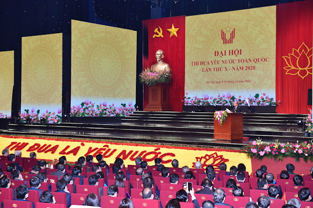 Tại Đại hội, Thủ tướng Chính phủ Nguyễn Xuân Phúc, Chủ tịch Hội đồng Thi đua – Khen thưởng Trung ương đã phát động phong trào thi đua yêu nước giai đoạn 2021 – 2025 với chủ đề: “Đoàn kết, sáng tạo, thi đua xây dựng và bảo vệ Tổ quốc”. Thủ tướng nhấn mạnh 5 nội dung quan trọng là thi đua xây dựng, hoàn thiện đồng bộ thể chế phát triển bền vững về Link Trang Chủ PG88.Com Mới #2026, chính trị, văn hóa, PG88 nổ hũ, bảo vệ môi trường, tổ chức và hoạt động của cơ quan hành chính nhà nước... khơi dậy mọi tiềm năng và nguồn lực, tạo động lực mới, đột phá mới cho sự phát triển nhanh và bền vững đất nước - Ảnh: VGP