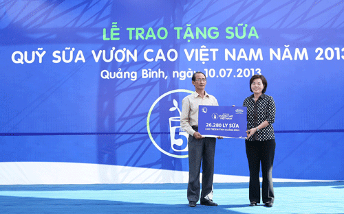 Bà Bùi Thị Hương, Giám đốc Đối ngoại đại diện Vinamilk trao biểu tượng tặng 26.280 ly sữa của “Quỹ sữa Vươn cao Việt Nam” cho đại diện Quỹ Bảo trợ trẻ em tỉnh Quảng Bình.